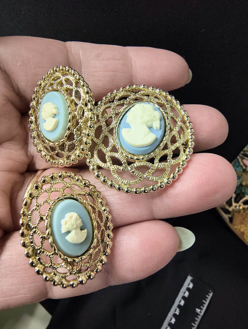 Vintage 1957 Sarah Coventry Cameo Lace Brooch Pendant Clip Earrings Set - Picture 10 of 12